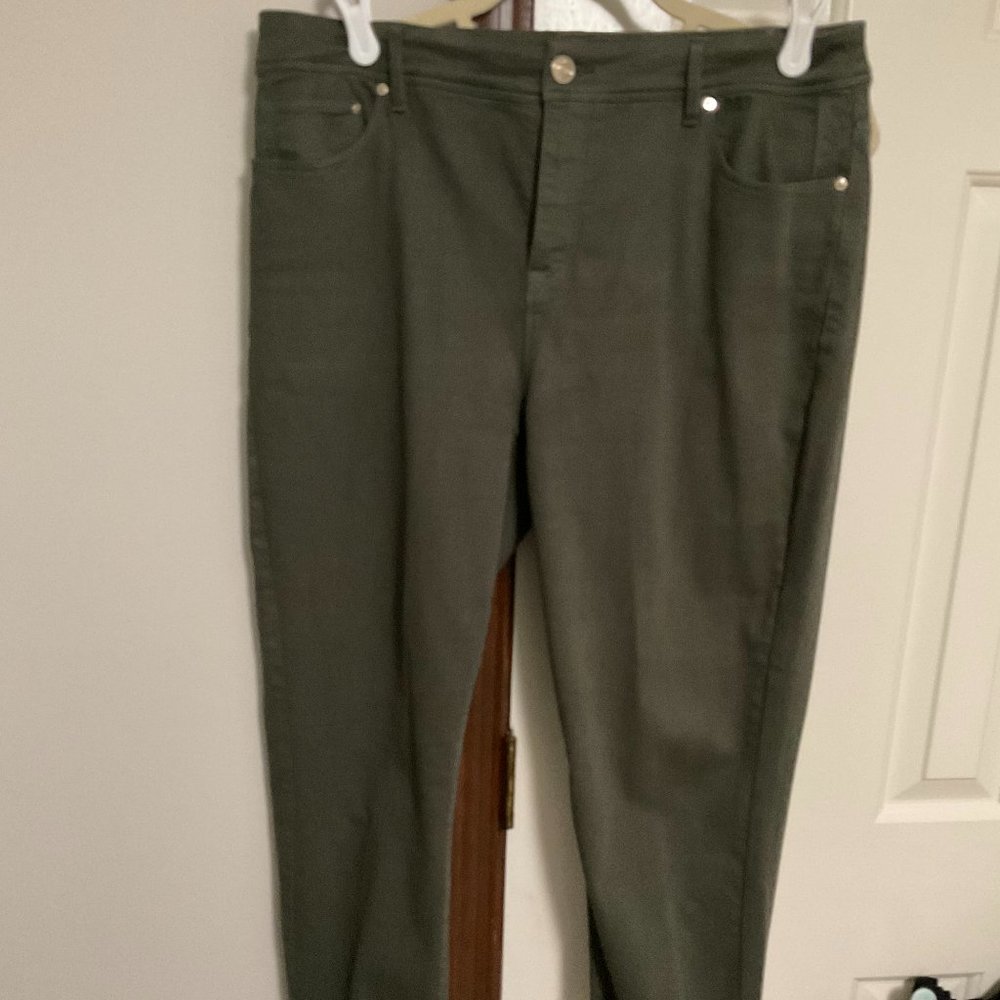 Chico's So Slimming Girlfriend Crops dark green